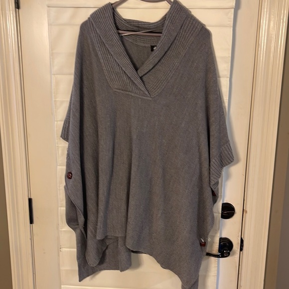 Grey Poncho from H&M - Picture 1 of 4